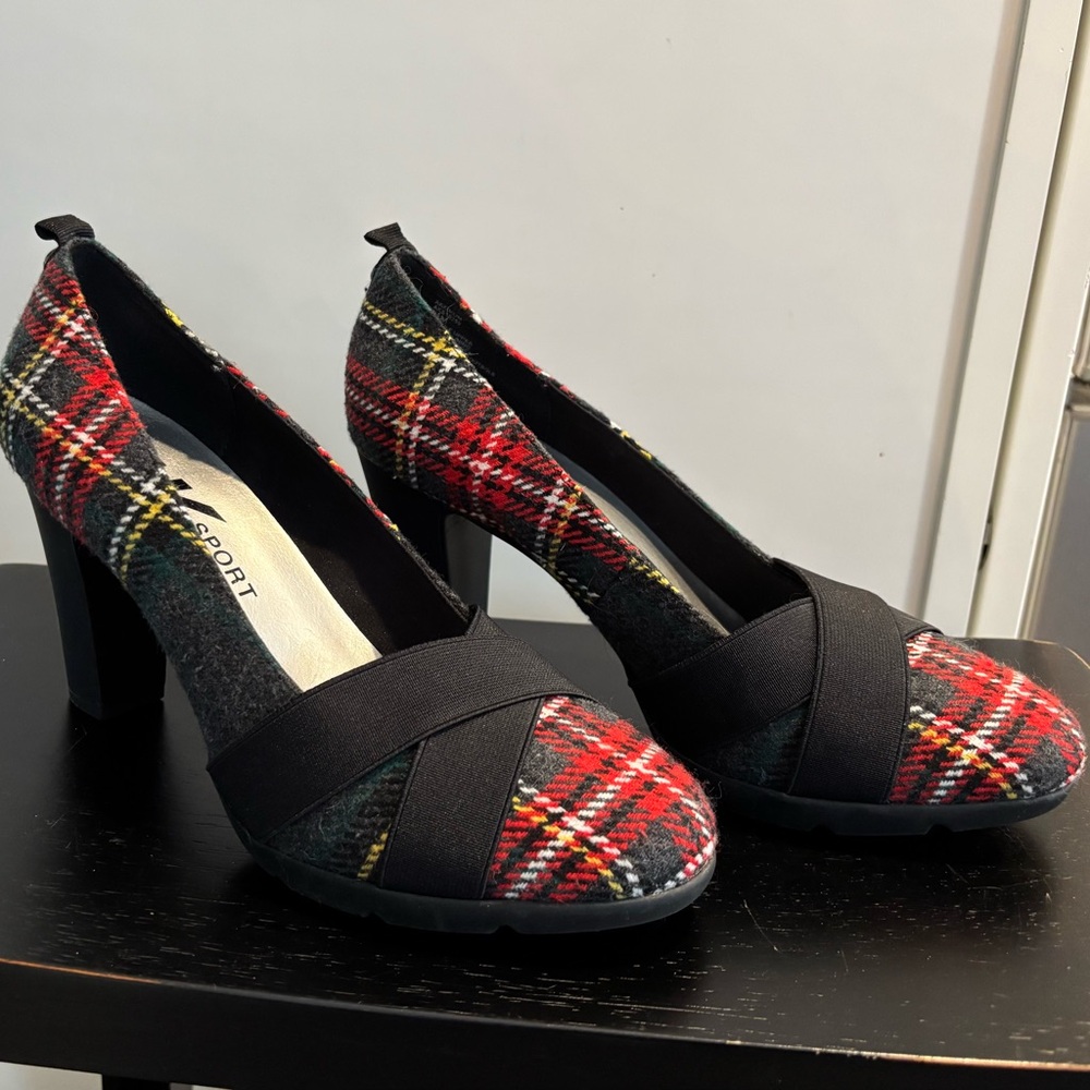 Anne Klein Women's Grey Multi Color Plaid Pump